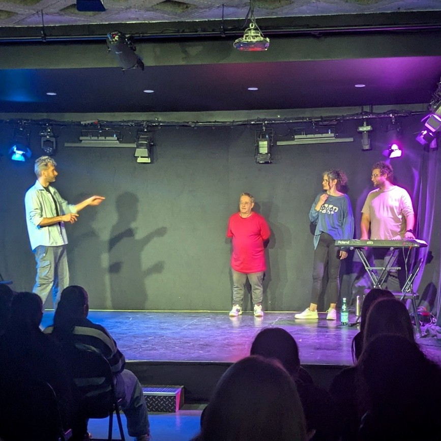 4 comédiens sur scène