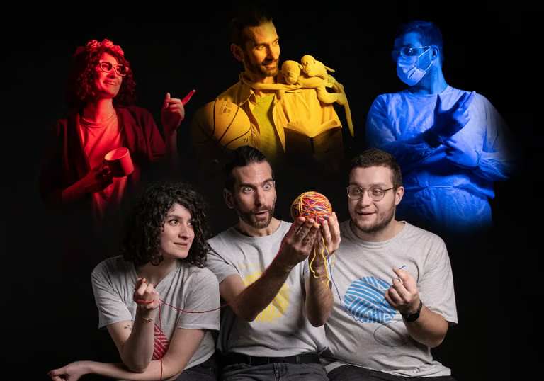 trois comediens sont assis (de gauche à droite: une femme avec des cheveux bouclés, un homme barbu, un homme portant des lunettes). Derriere eux, une image de chacun dans des costumes variés